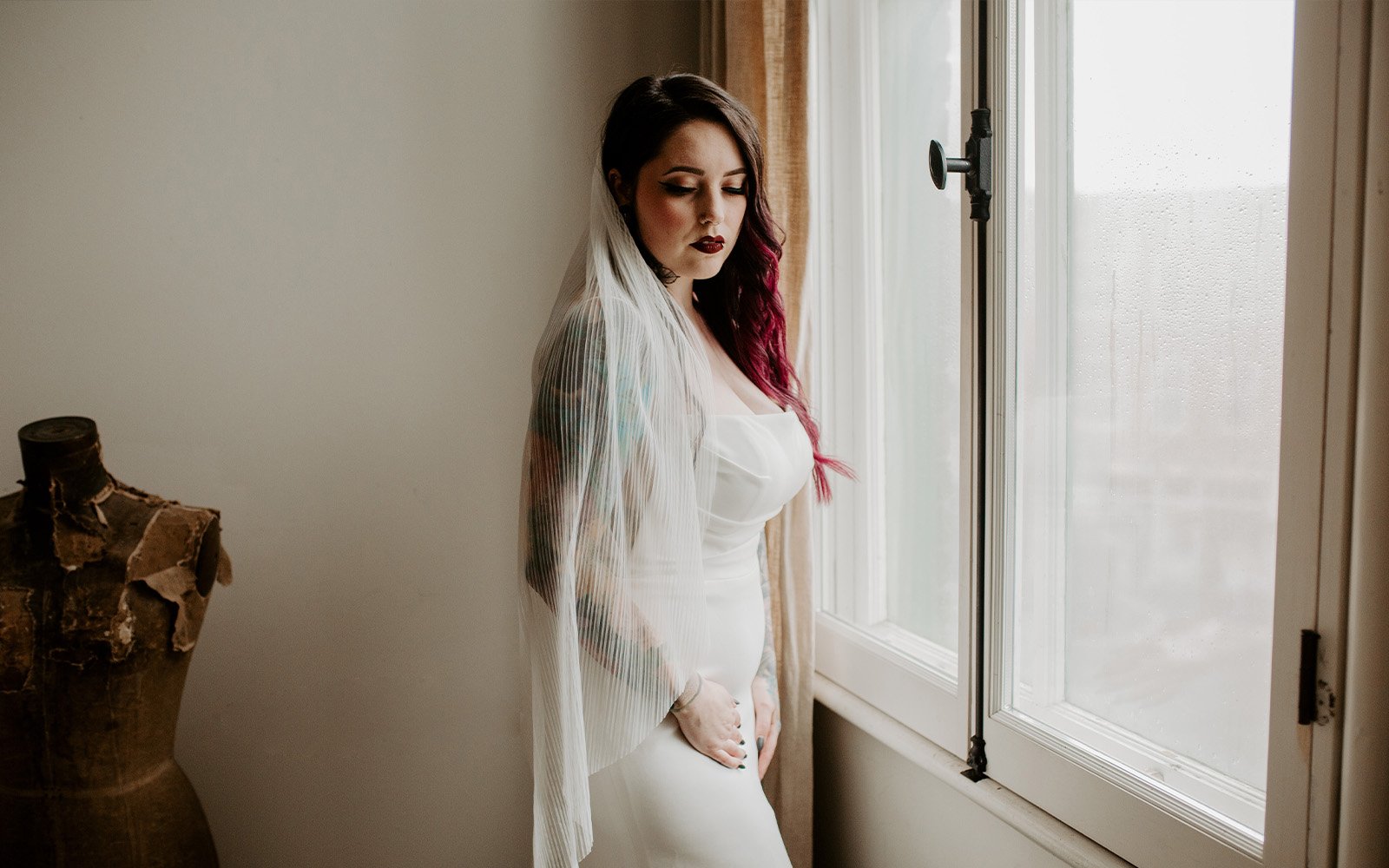 https://ruffledroseveils.com/wp-content/uploads/2023/03/Ruffled-Rose-Veils-Ottawa-Canadian-handmade-bridal-veil-pleated-veil-on-edgy-tattooed-bride.jpg